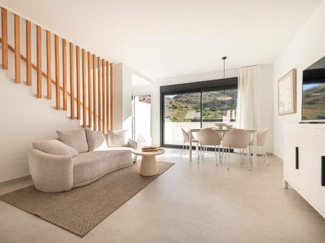 Se vende exclusivo chalet adosado con 3 dormitorios y 2 baños en Cox Alicante