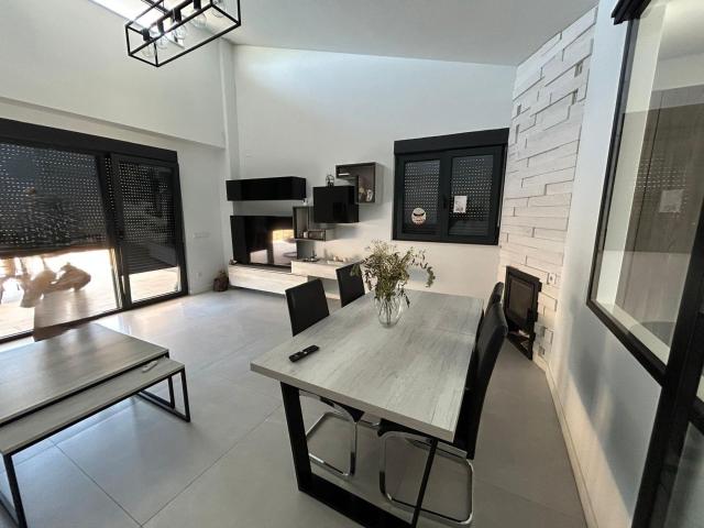 Se vende exclusivo chalet individual en Peñasolana