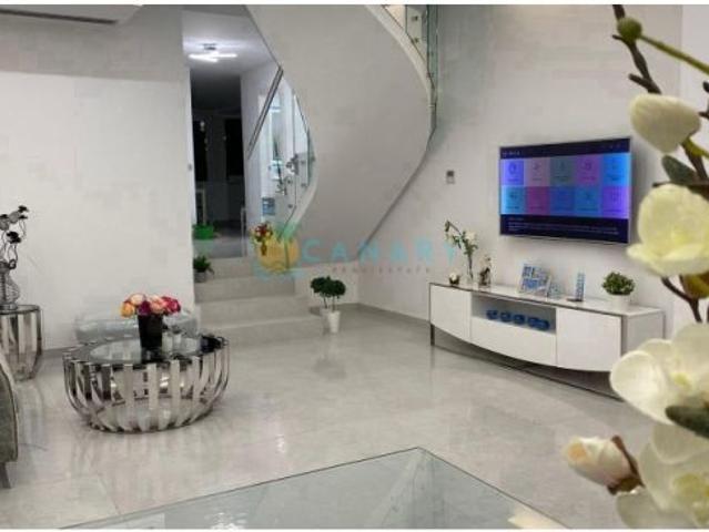Se vende exclusiva villa de diseño moderno en primera línea de la playa Fañabé