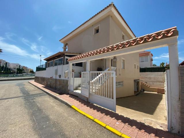 Se vende fantástico chalet en Vera playa!