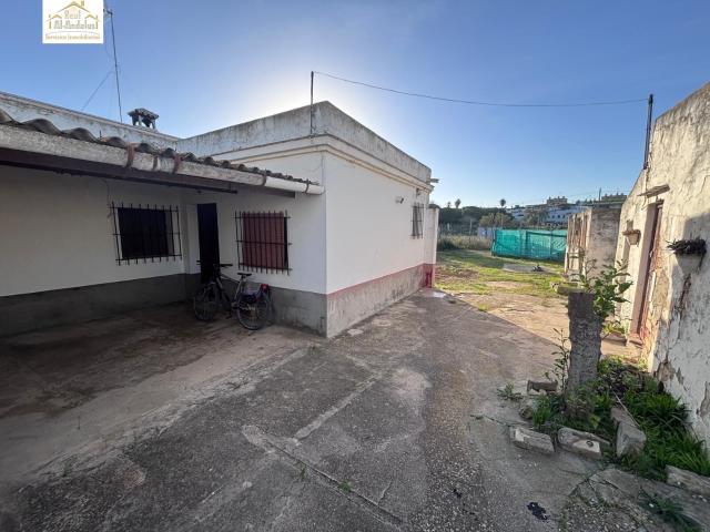 SE VENDE FINCA CON VARIAS CONSTRUCCIONES EN LA MARROQUINA