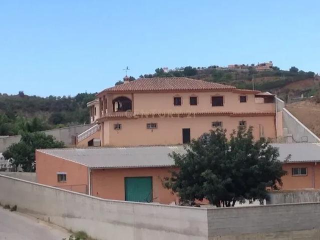 Finca con casa de 4 dormitorios, nave de 400 m² y almacén de 300 m² en mijas