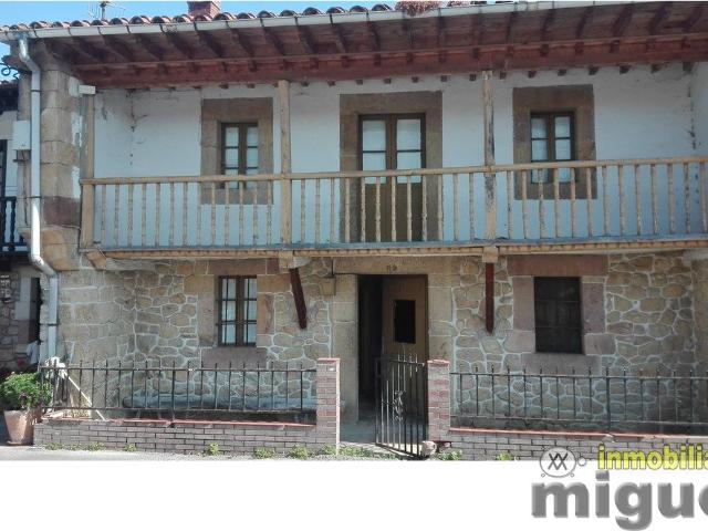 Se vende gran casa de piedra con cuadra anexa en Herrerías