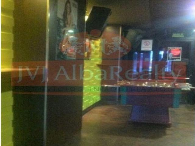 SE VENDE GRAN LOCAL EN EL CENTRO CON NEGOCIO DE HOSTELERIA INCLUIDO
