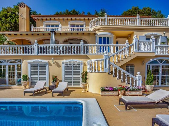 Se vende gran villa independiente de estilo colonial en Deni. 152m² Dénia