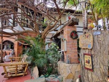 Se vende hermosa casa con estilo Rústico decorado con acabados en madera natural y amplio terreno