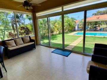 ¡SE VENDE HERMOSA CASA CON PISCINA EN PALMERAS DEL GOLF, Coronado!