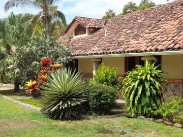 SE VENDE HERMOSA CASA FRENTE AL MAR EN COSTA ESMERALDA