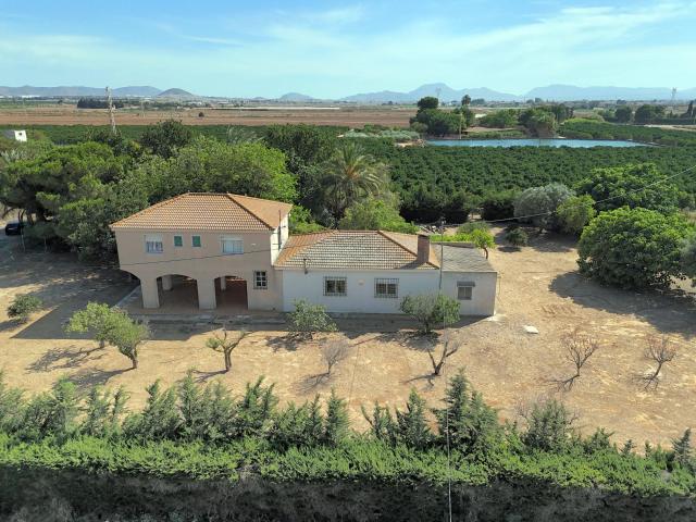 Se vende impresionante finca con una casa de 257 m2, y 12.000 m2, de terreno en la zona de la Aparecida
