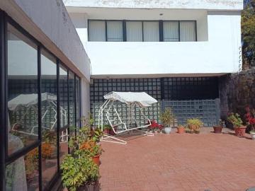 SE VENDE INMUEBLE CON TRES CASAS