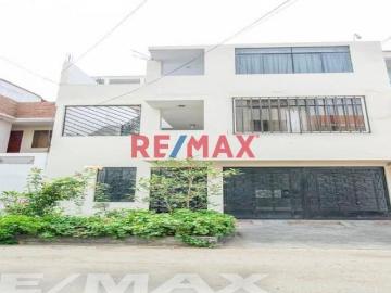 Se Vende Linda Casa DE 3 Pisos A UN Paso DE Tomas Valle Y Universitaria