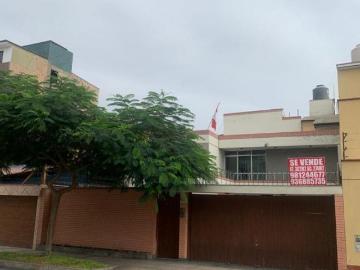 SE VENDE LINDA CASA EN ZONA TRANQUILA SURCO AT:300m2 CON JARDIN