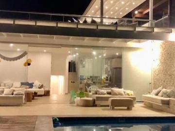 Se vende linda casa en 1era. fila en Playa Mikonos