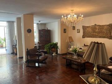 SE VENDE LINDA CASA FRENTE A PARQUE, EN EXCELENTE ZONA DE SURCO
