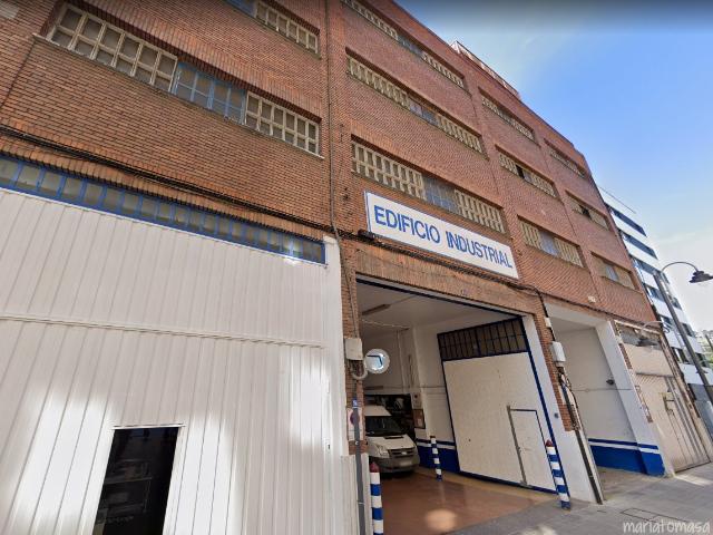 Se vende lonja con montacargas en Zorroza para inversores