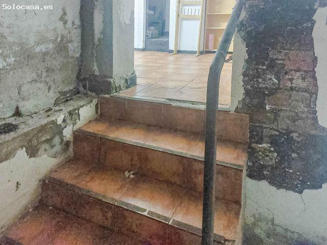 Se vende local a reformar en calle Venegas