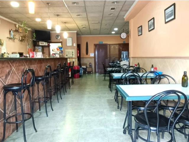Se vende local comercial con negocio en pleno funcionamiento