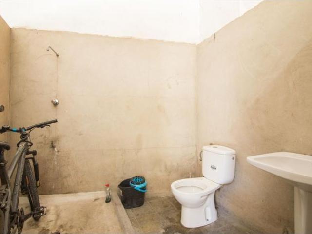 Se vende local comercial con amplio sótano ideal para cambio de uso en Altabix!