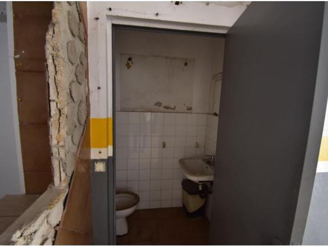 Se vende local comercial de 160 en Camp Redó