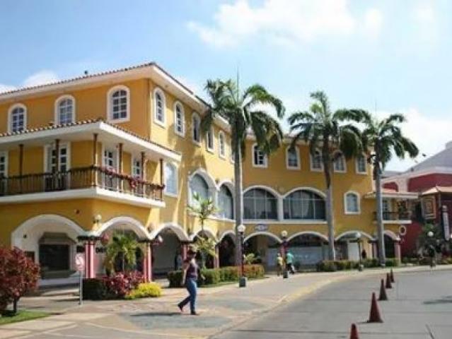 SE VENDE LOCAL COMERCIAL EN CC PLAZA MAYOR PUERTO LA CRUZ