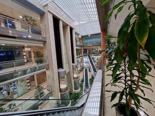 Se vende local comercial en Centro Comercial en Oviedo