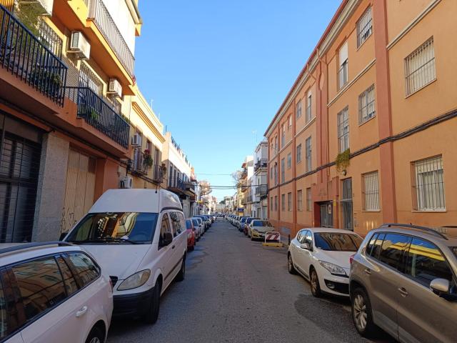 Se vende Local comercial en Maestro Falla, Cerro del Águila, Sevilla CON POSIBILIDAD DE CAMBIO DE USO A VIVIENDA
