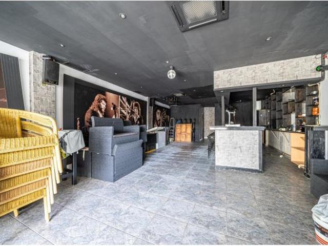 Se vende local comercial en Santa Ponsa con gran terraza y potencial