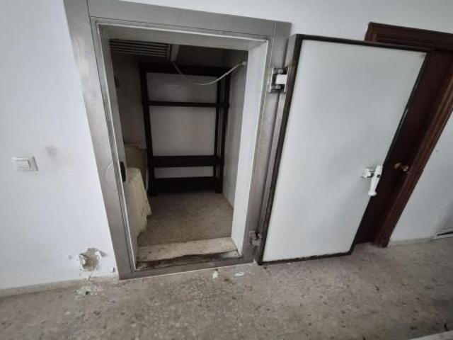 SE VENDE LOCAL COMERCIAL EN ZONA DE LAS CANTERAS