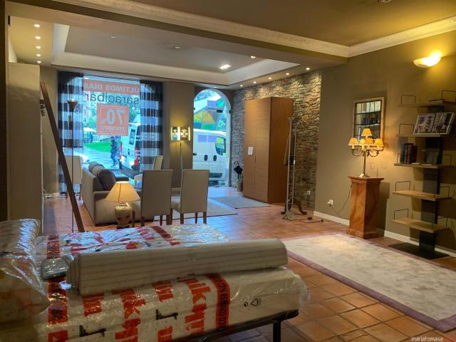 Se vende Local comercial frente de la Plaza Amarica