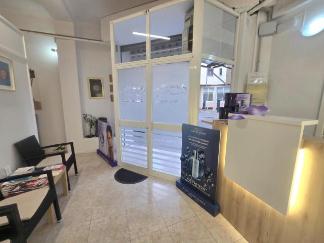 SE VENDE LOCAL COMERCIAL HACIENDO ESQUINA