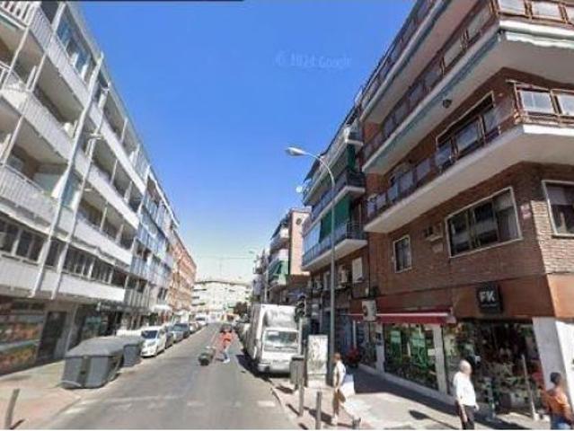 SE VENDE local comercial OKUPA en C Jilguero de Madrid