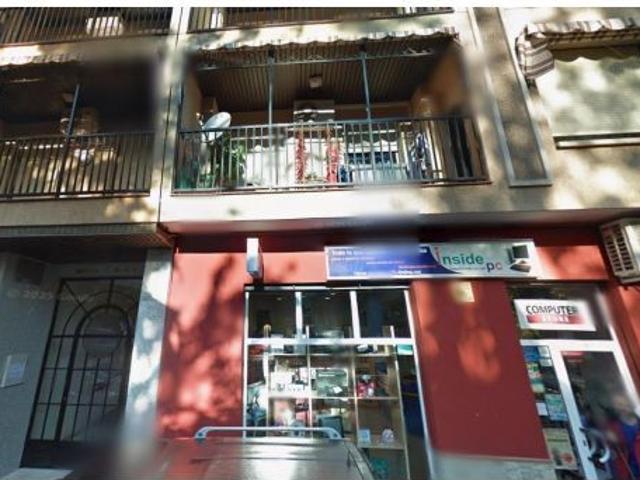Se vende local comercial OKUPA en Calle Moraima 3 de Guadix, Granada