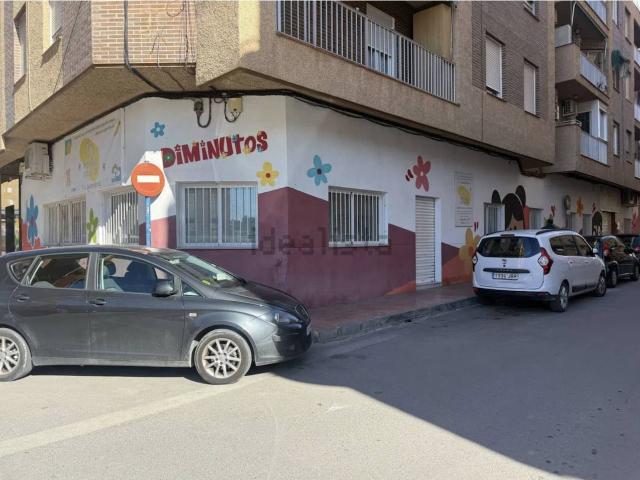 Se vende local de 300 M2 en Calle Oscar Romero Molina de Segura