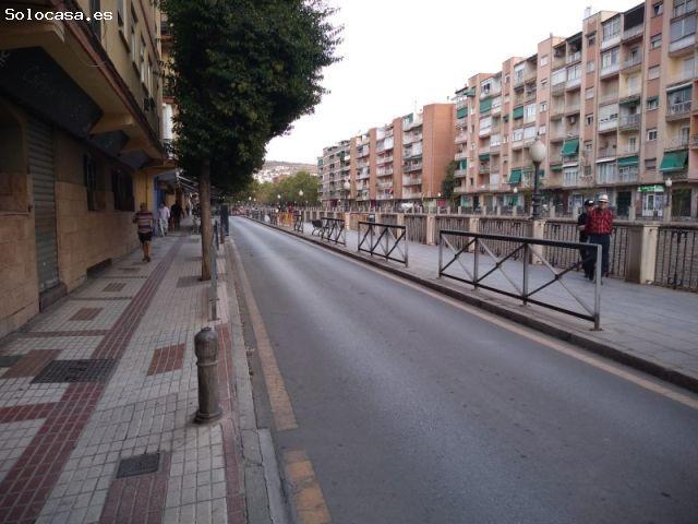 SE VENDE LOCAL DESTINADO A PELUQUERIA Y ACADEMIA