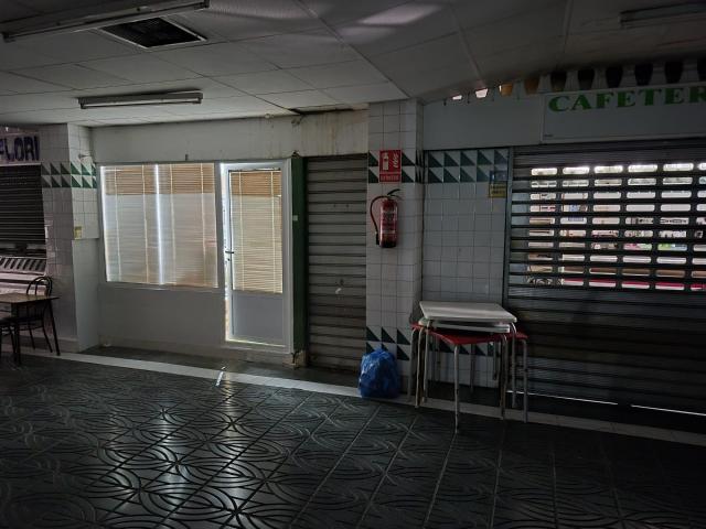 SE VENDE LOCAL EN EL MERCADO DE BENALUA/OCASION / 16 MTS CUADRADOS