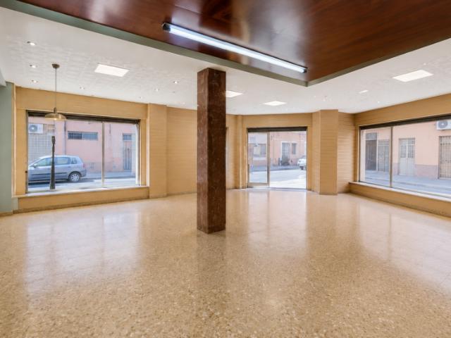 Se vende local en esquina en Tetuán, Madrid m 279