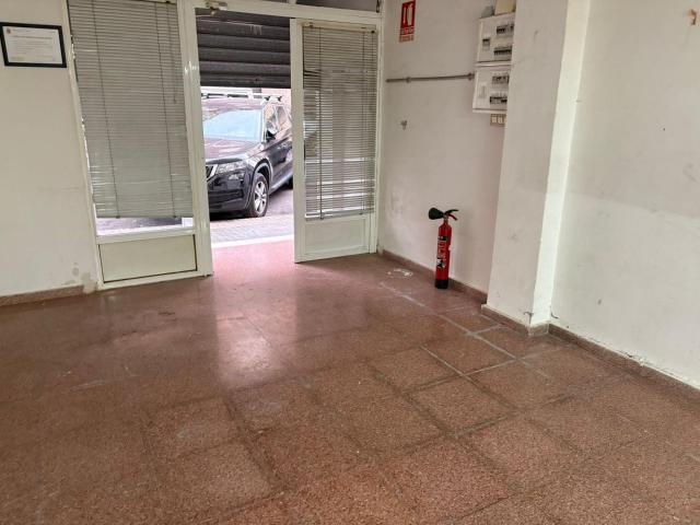 Se vende local en excelente ubicación, con un baño y patio, con techos altos