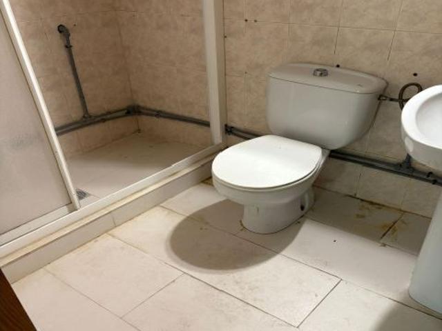 Se vende local en excelente ubicación, con un baño y patio, con techos altos
