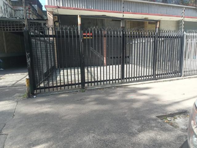Se Vende local en la Avenida Andrés Bello.