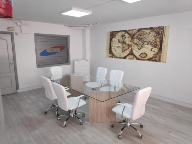 SE VENDE LOCAL ESTUPENDO EN MUY BUENA ZONA,CON PLAZA PARA 6 COCHES