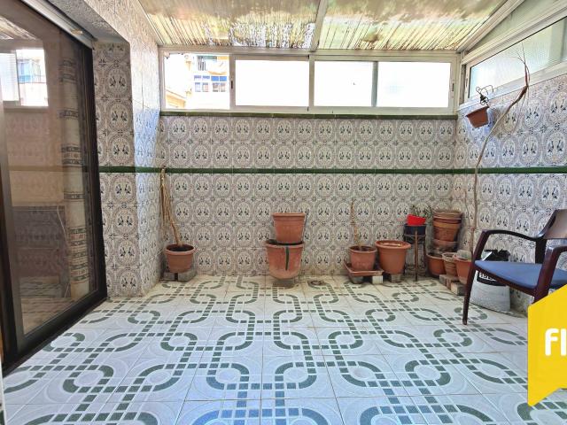 Se vende luminoso piso SIN CEDULA en planta sótano con Terraza, 2 habitaciones dobles, cocina independiente y un baño completo, ideal para parejas o familias