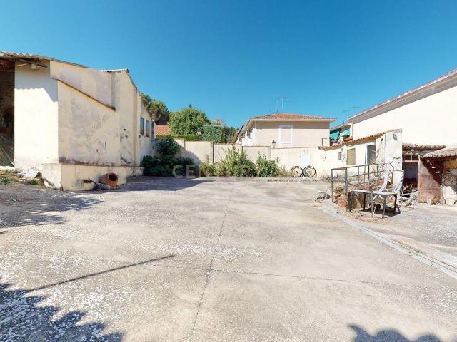 Se vende magnífica parcela de 876 m² en la Plaza Mayor de Villabilla, una ubicación privilegiada en el corazón del pueblo