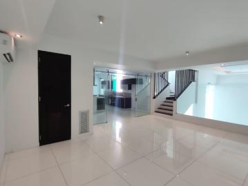 Se vende moderna casa en Altos del Golf