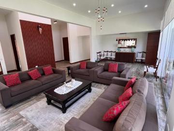 Se vende moderna casa en urb privada de cerro colorado