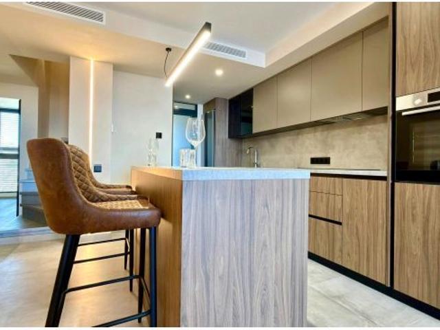 SE VENDE MODERNO DUPLEX CON VISTAS AL MAR