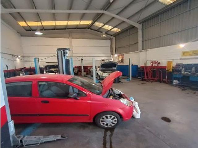 Se vende nave con taller en funcionamiento