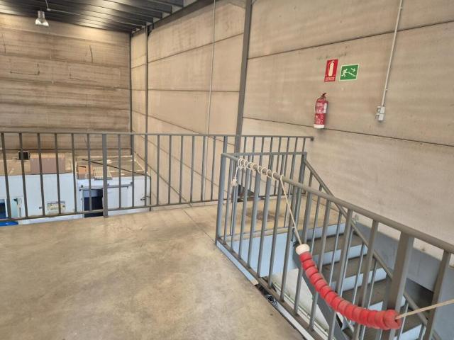 ? Se vende nave industrial adosada