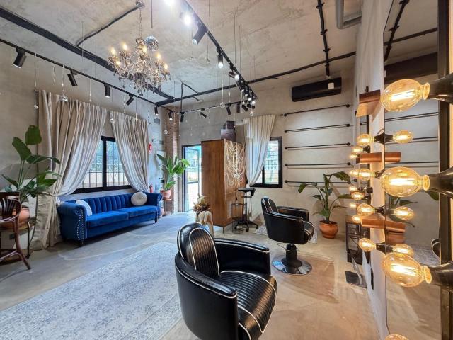 Se vende negocio en funcionamiento — salón de belleza junto. 60m² Torrevieja