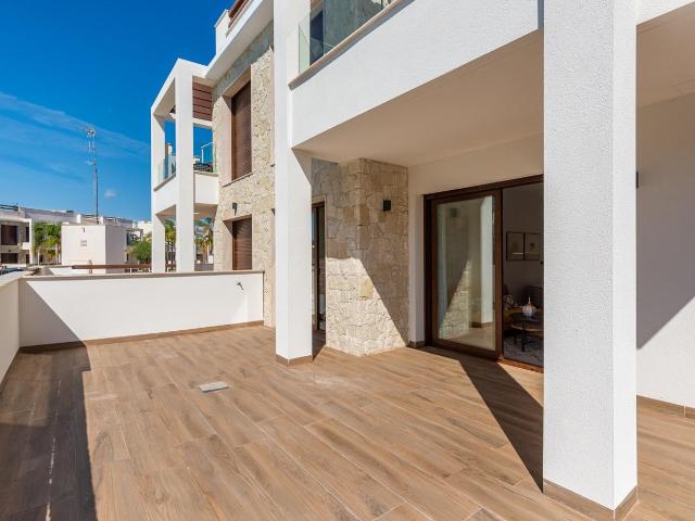 se vende nuevo del promotor un bunagalo de 2 dormitorios y 2 baños en urbanisacion con piscina y aparcamentos en Los Balcones