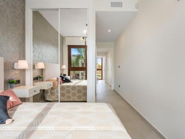 se vende nuevo del promotor un bungalo de 3 dormitorios y 2 baños con piscina y aparcamentos en Los